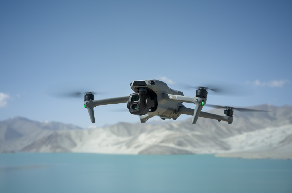 Il nuovo drone Air 3S a doppia fotocamera di DJI è dotato di un sensore più gran
