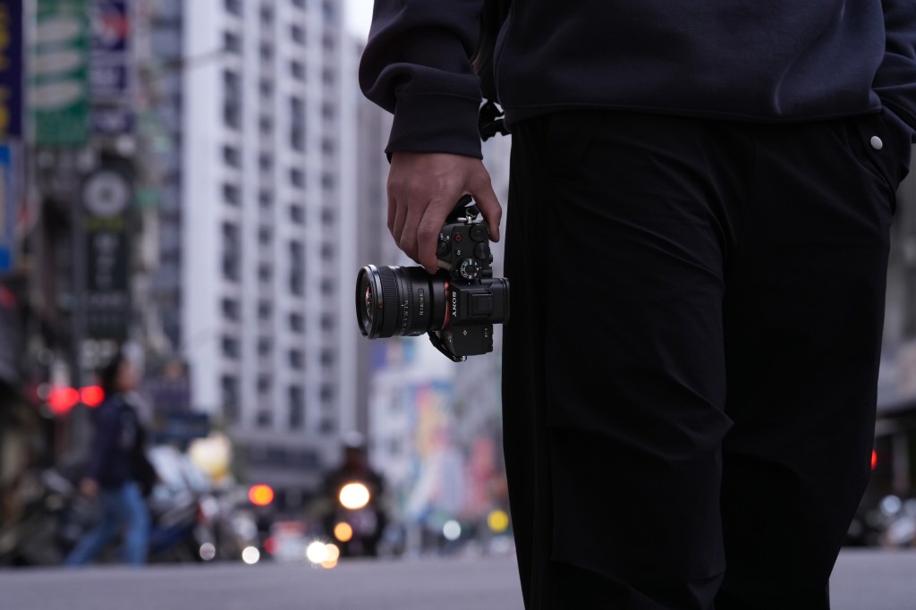 Sony ha annunciato un pratico ultra-grandangolare FE 16mm F1.8 G